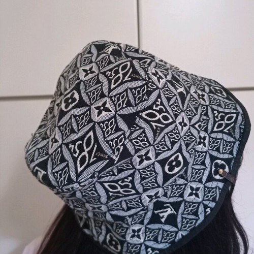 Louis Vuitton hat like new, size S