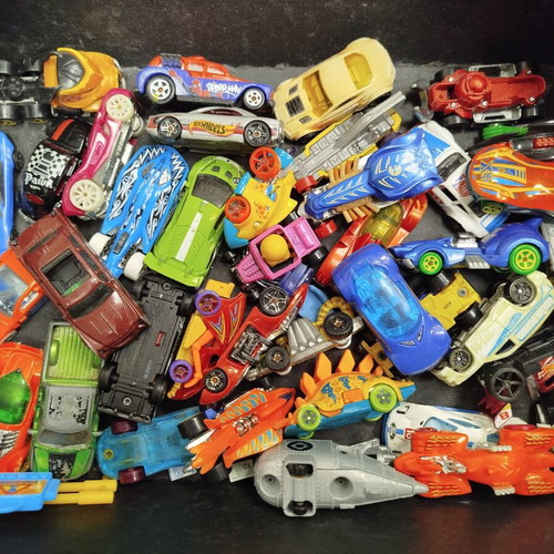 Hot Wheels toy cars like new, pack of 39 with 2 launchers