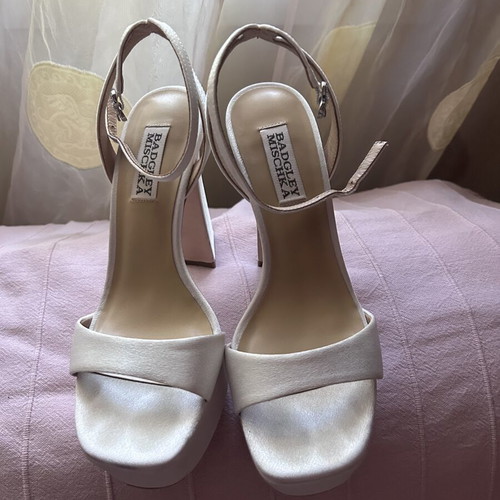 Badgley Mischka satin sandals size 6 like new, white