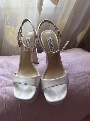 Badgley Mischka satin sandals size 6 like new, white