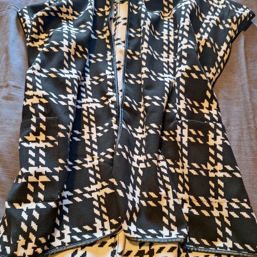 Women's checked poncho like new, black and white