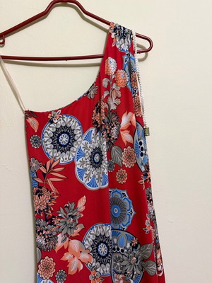 Long dress M/L like new with impressive floral pattern and slit
