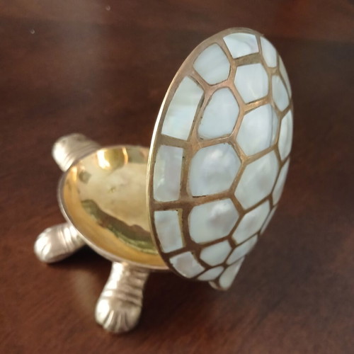 Bronze decorative set with embedded shells