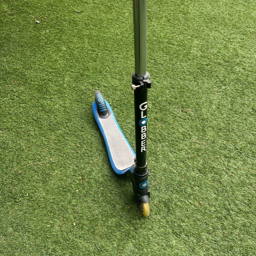 Globber scooter like new with purple handle plastics
