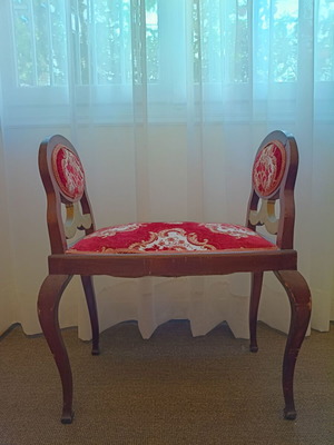 Νεοκλασικό σκαμπό vintage μεταχειρισμένο με ξύλινο σκελετό και κόκκινη υφασμάτινη επένδυση