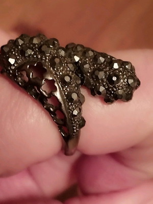Vintage ring like new, black