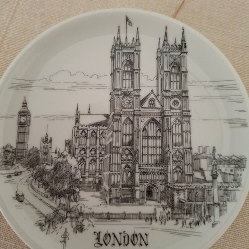 Set of 2 London Landmark Plates like new, 10cm diameter
