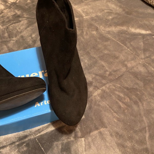 Women’s black suede ankle boots like new, size 41
