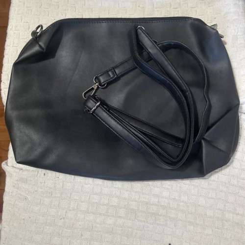 Knitted women's shoulder bag with separate pouch like new, black