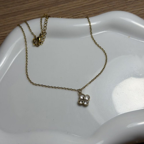 Necklace like new, gold color