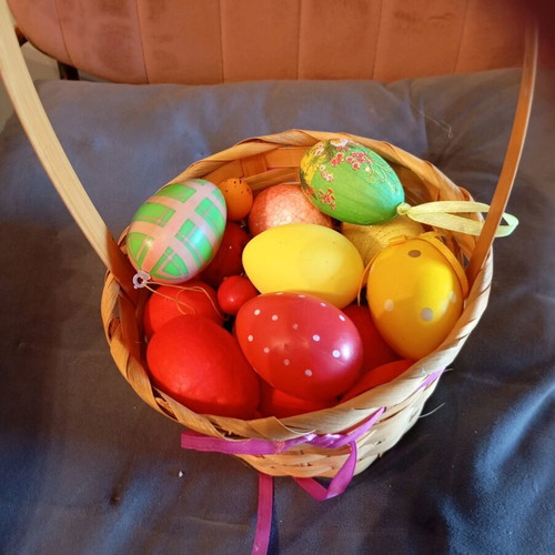 Decorative egg basket like new
