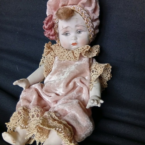 Porcelain doll like new, 21 cm