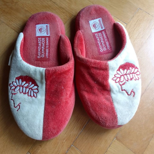 Olympiakos kids slippers size 33/34 Domino like new, winter