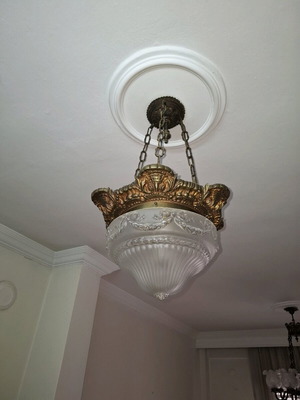 Φωτιστικό οροφής μπρούτζινο μεταχειρισμένο, αντίκα με σκαλιστό γυάλινο κάλυμμα