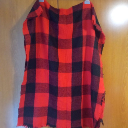Red checked scarf like new, long and wide, very soft and warm