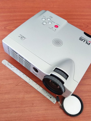 Compact Projector Plus V-1100Z like new, portable, made in Japan