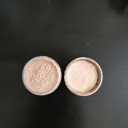 Makeup Geek pigment New Year's Eve shade like new, light beige with glitter
