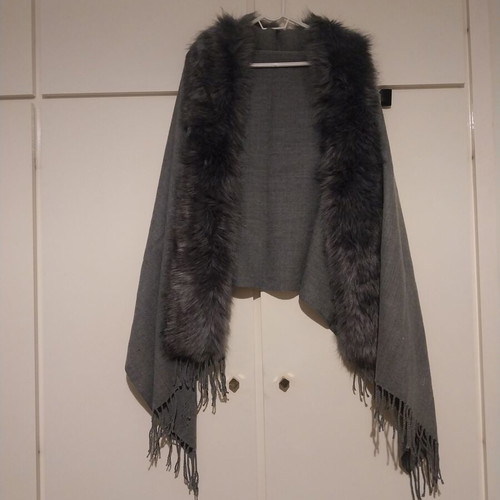 Scarf with fur and fringes new, grey