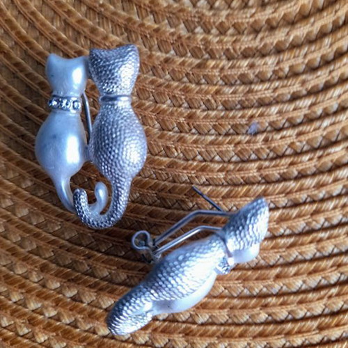Cat earrings like new, silver color