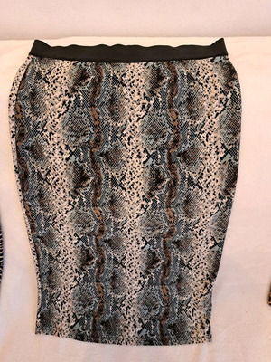Skirt tight above the knee like new, size L