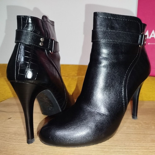 Maria Mare black ankle boots with round toe and stiletto heel size 40 like new