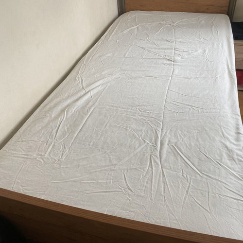 Single bed with anatomical mattress like new