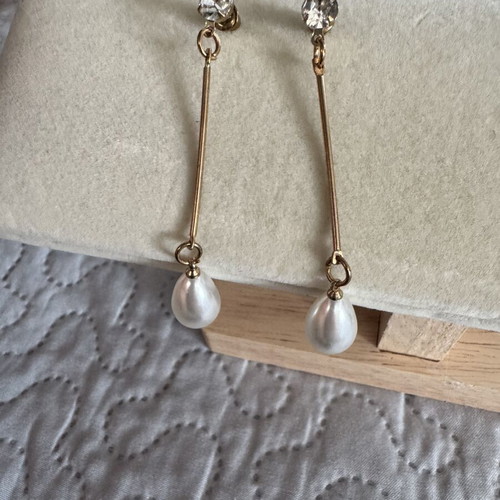Dangling earrings with pearl drops like new, gold tone