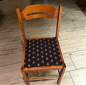 Ξύλινη καρέκλα με υφασμάτινο κάθισμα