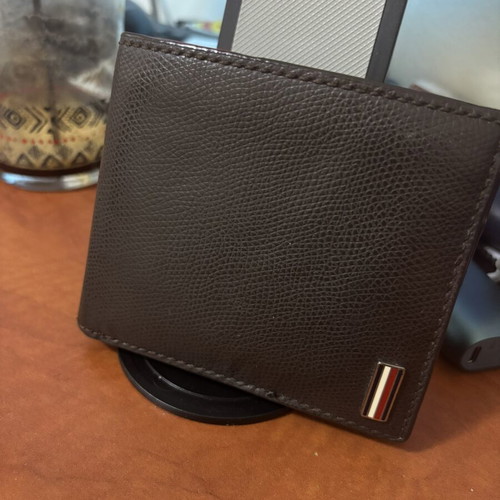 Tommy Hilfiger men's wallet like new, brown