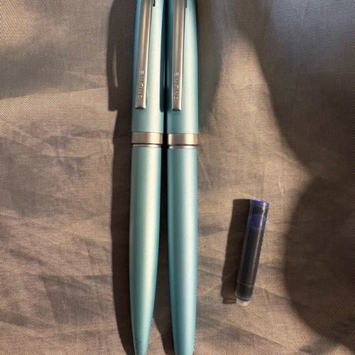 Online pen set like new with black ink and pen