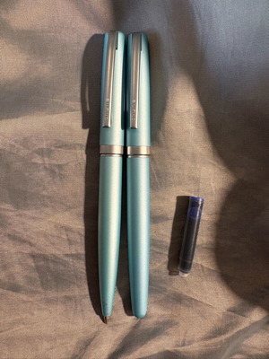 Online pen set like new with black ink and pen