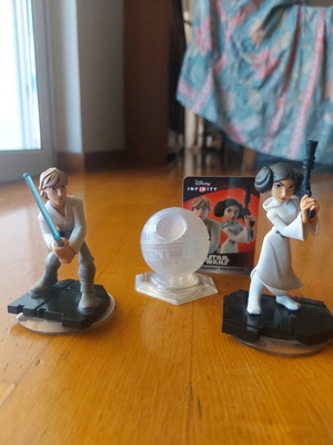 Starwars figures for Infinity 3.0 for PS3 Leia and Luke with playset like new