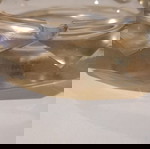  Τασάκι γυάλινο με ομοιόμορφο σχέδιο περιμετρικά και τρεις θέσεις για τοποθέτηση τσιγάρου.