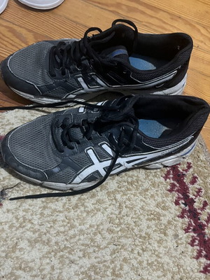 ASICS мъжки спортни обувки с дефекти в черно и бяло, размер 42