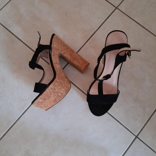 Ideal Shoes black suede platform sandals size 39