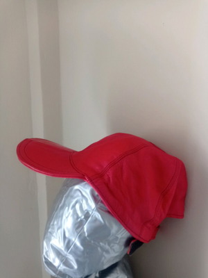 Кожена червена шапка употребявана