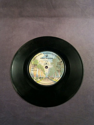 Four Seasons Who Loves You 7" μεταχειρισμένο, σε πολύ καλή κατάσταση χ5