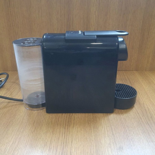 Delonghi Nespresso Capsule Coffee Machine like new, black