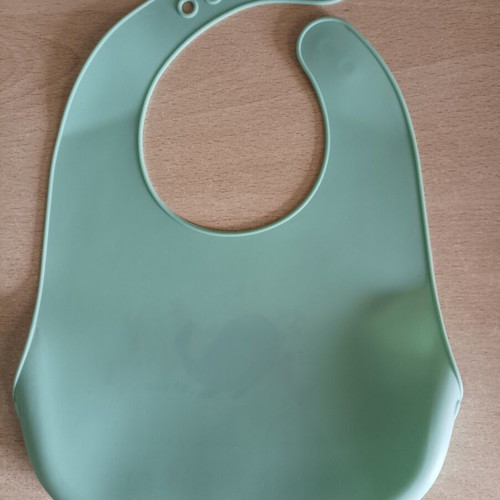 Silicone bibs set of 2 like new, Kikkaboo and Akuku