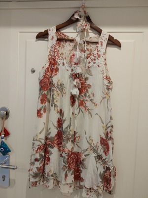 Floral mini dress like new with matching fabric necklace