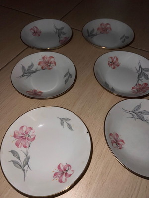 Set of 6 vintage handmade plates like new
