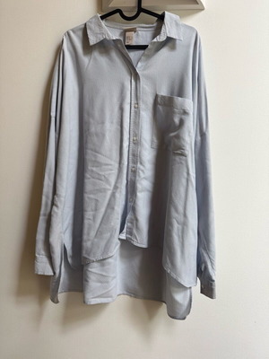 Oversized γυναικείο πουκάμισο H&M μεταχειρισμένο, άσπρο και μπλε, μέγεθος XL 42