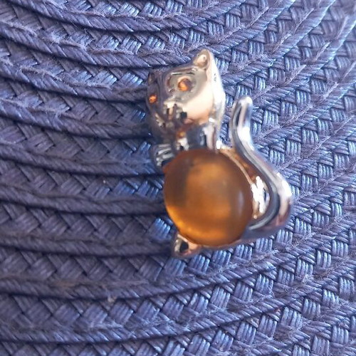 Cat brooch with rhinestones