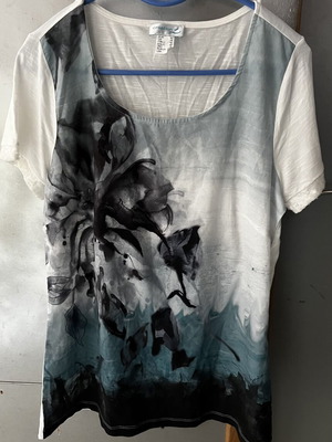 Blouse large - extra large new, soft fabric with sleeve detail