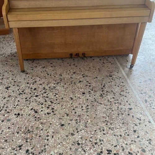 Upright piano, fully functional, needs tuning