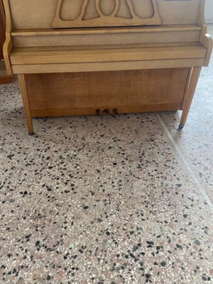 Upright piano, fully functional, needs tuning