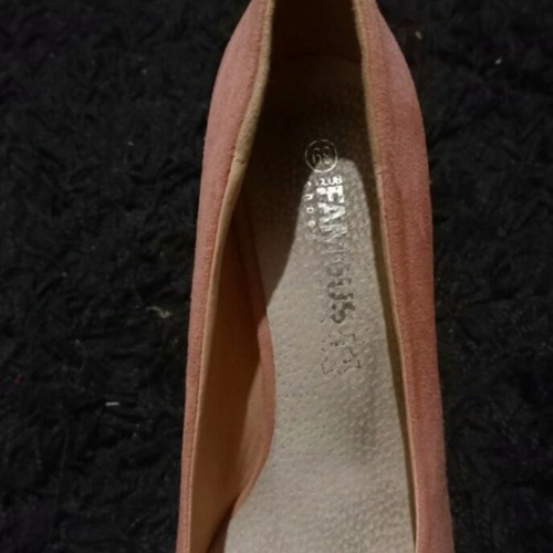 Famous Shoes pink suede heels like new, size 39