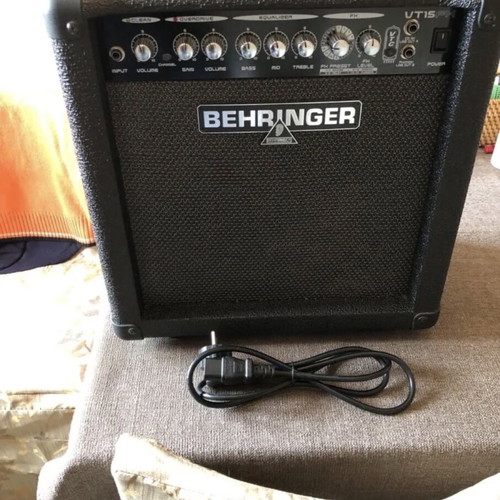 Behringer VT15FX 15 Watt guitar amplifier used, 8" combo