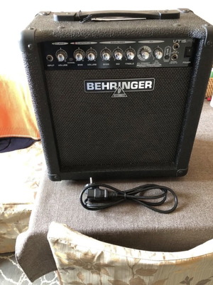 Behringer VT15FX 15 Watt guitar amplifier used, 8" combo
