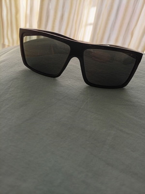 El gio Polarised Sunglasses like new, black with silver details